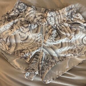 Lululemon Mini Twine White Multi Gray Floral Print Hotty Hot Shorts ll size 4